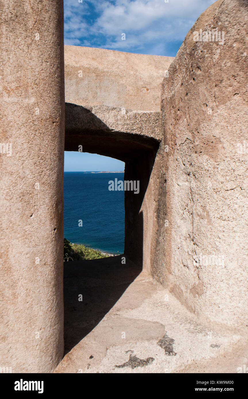 Korsika: architektonische Details der alten Mauern von der Zitadelle von Calvi, berühmte Reiseziel an der Nordwestküste Stockfoto