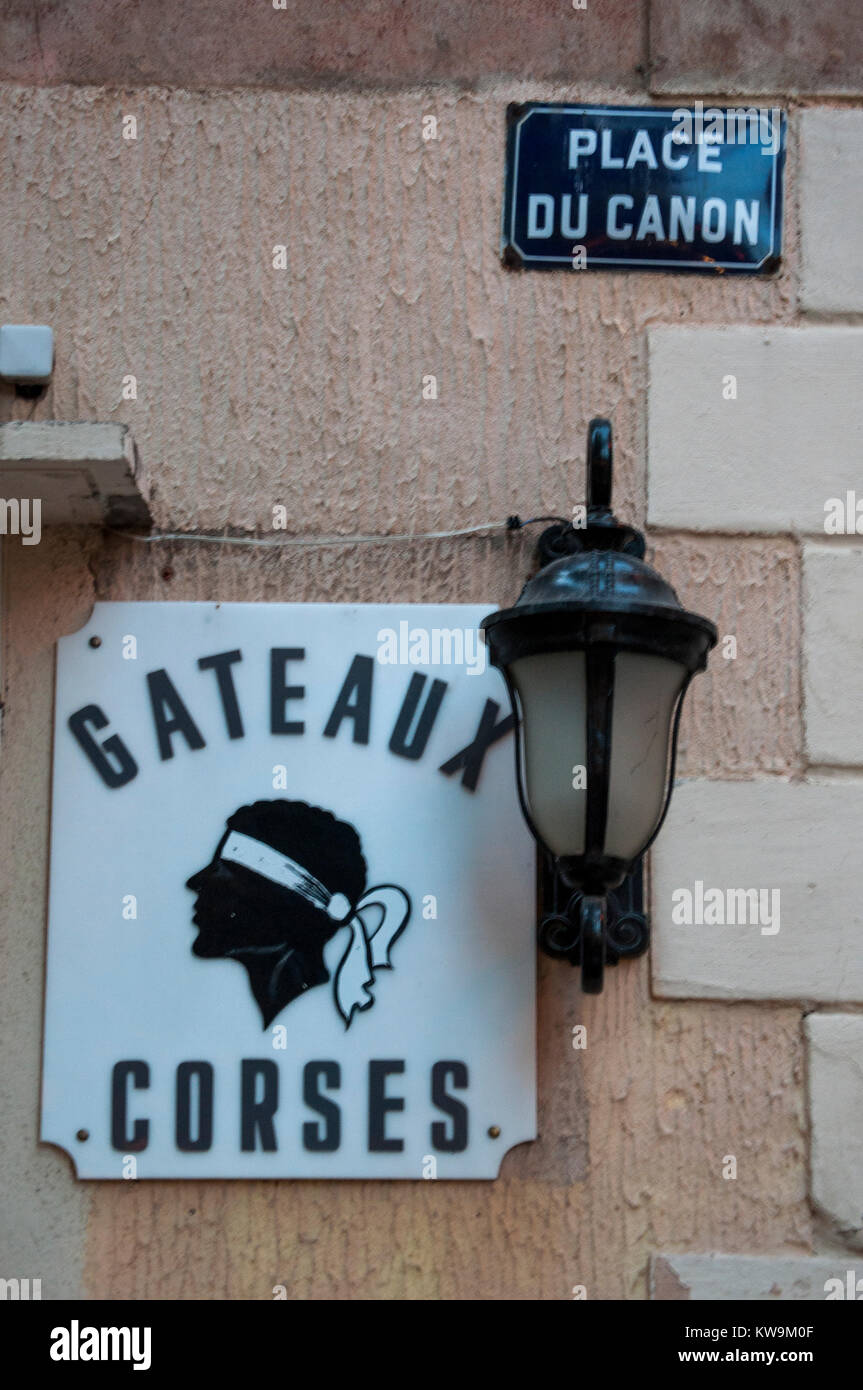 Korsika: Das corse Schild mit der Mauren Kopf einer Konditorei und Bäckerei  in den Gassen von Ile-Rousse (Rote Insel), berühmte Stadt der Haute Corse  Stockfotografie - Alamy