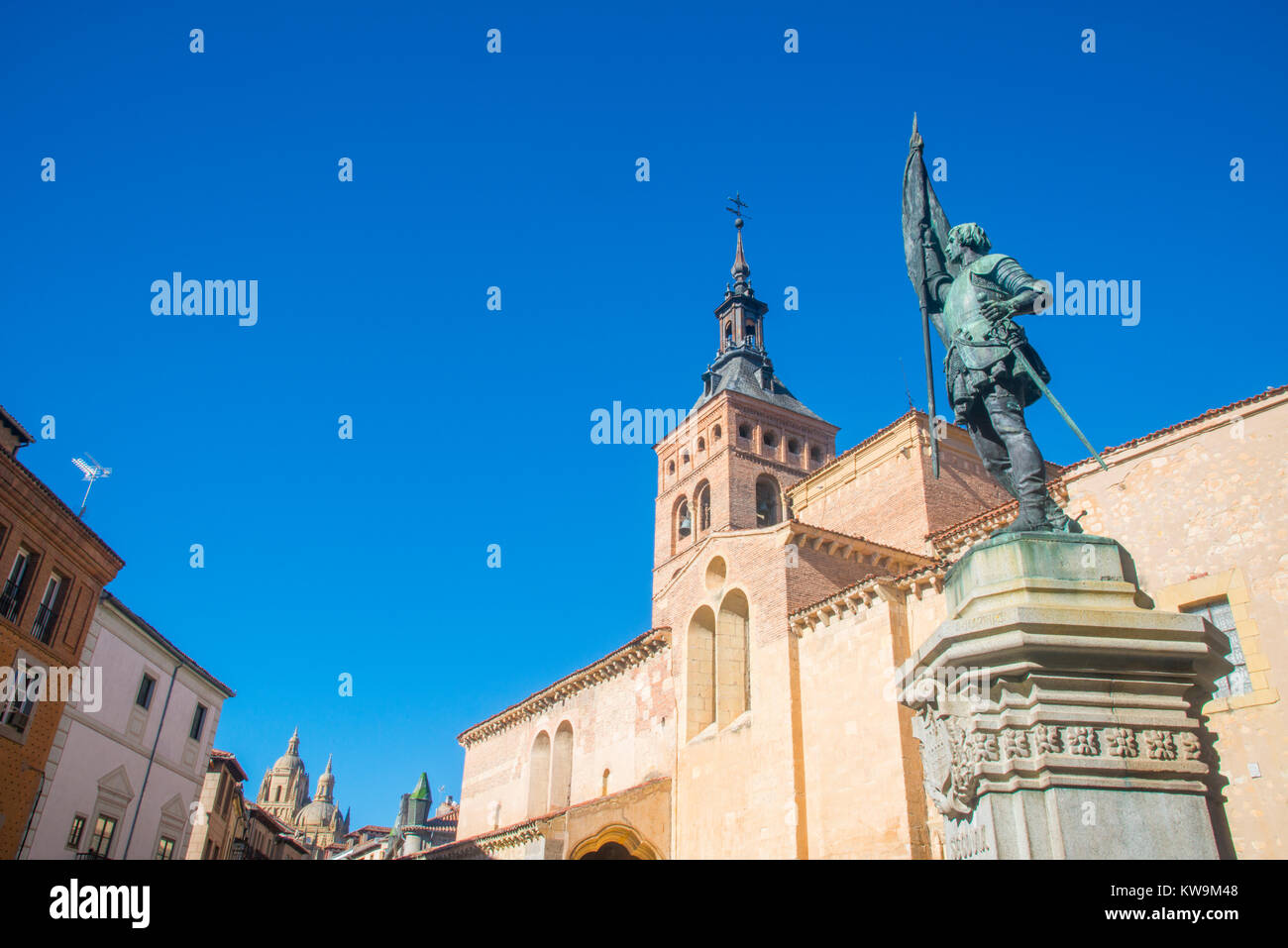 Juan Bravo Denkmal und Kirche San Martin. Segovia, Spanien. Stockfoto