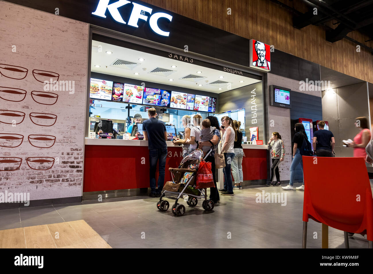 Samara, Russland - 16. September 2017: KFC Fastfood Restaurant in einem Einkaufszentrum Gudok. KFC ist eine weltweite Kette von Fast Food Restaurants Stockfoto