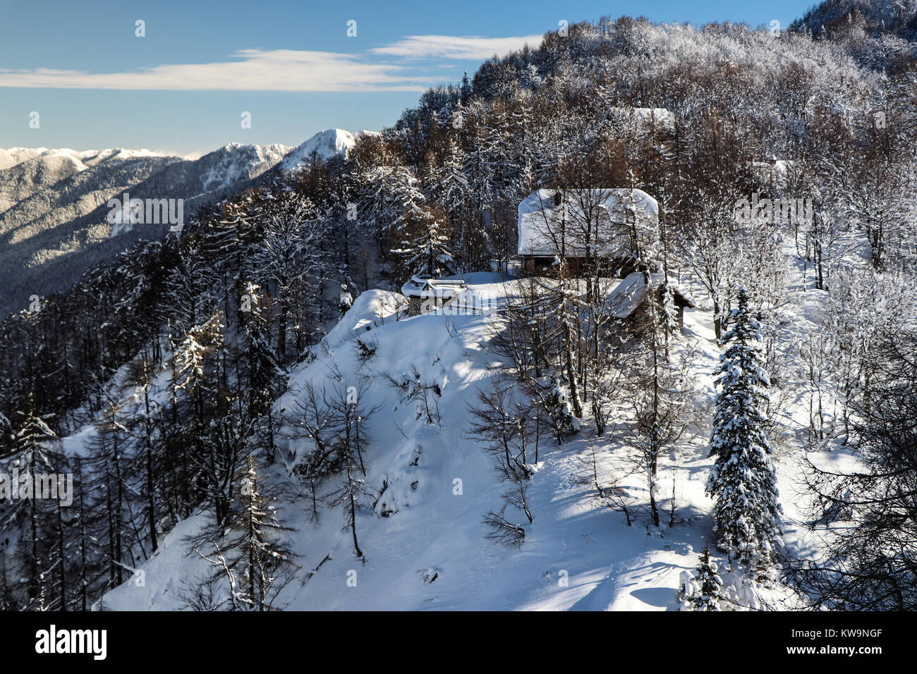 Eine atemberaubende Mountain Lodge in Vogel Ski Resort, Bohinj (Slowenien), in diesem wunderbaren Bild aufgenommen, perfekt zu einer Weihnachtskarte oder Postkarte schmücken. Stockfoto