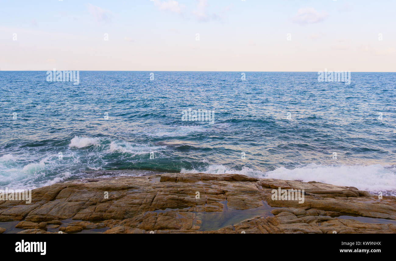 Blaues Wasser Wellen und Stein ufer Hintergrund Stockfoto