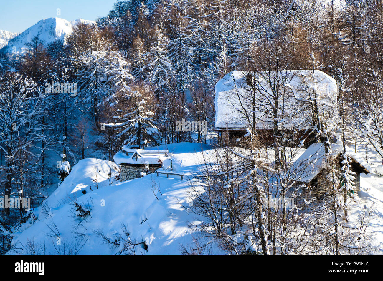 Eine atemberaubende Mountain Lodge in Vogel Ski Resort, Bohinj (Slowenien), in diesem wunderbaren Bild aufgenommen, perfekt zu einer Weihnachtskarte oder Postkarte schmücken. Stockfoto
