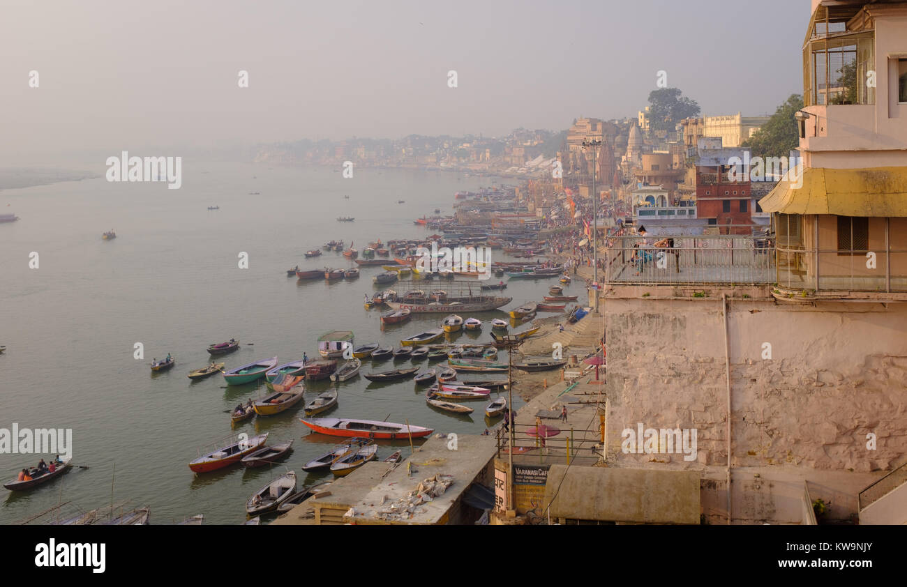 Ansicht des Ganges (Ganga) in Varanasi, Indien. Stockfoto