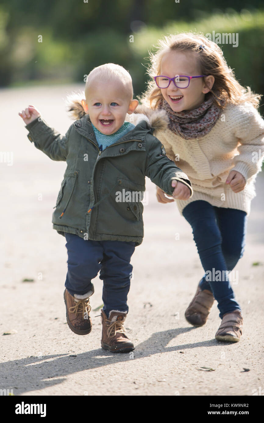 Geschwister Spaß beim Spaziergang im Park Stockfoto