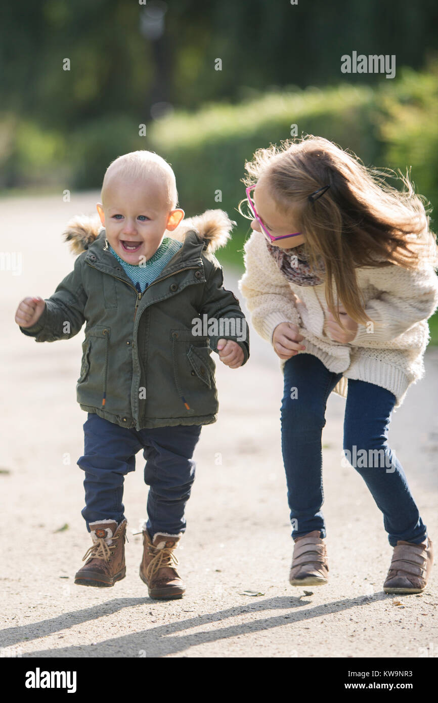 Geschwister Spaß beim Spaziergang im Park Stockfoto