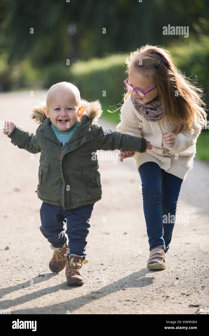 Geschwister Spaß beim Spaziergang im Park Stockfoto