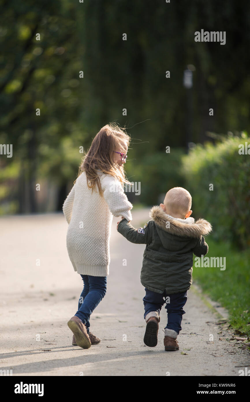 Geschwister Spaß beim Spaziergang im Park Stockfoto