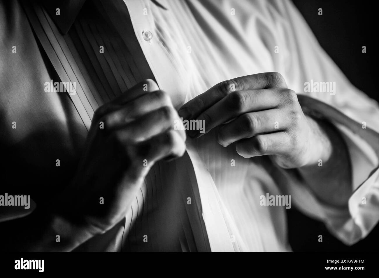 Schwarz-weiß Foto eines Mannes sein Hemd zuzuknöpfen. Stockfoto