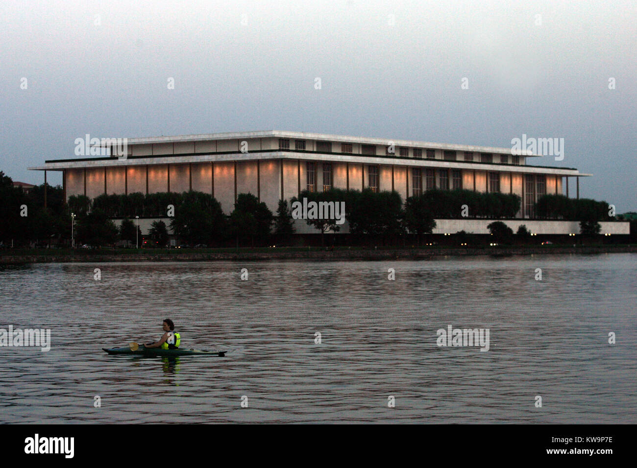 Kennedy Center von Georgetown mit Potomac im Vordergrund gesehen. Stockfoto