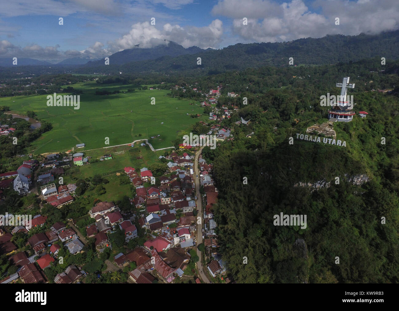 Gigantische Christentum Kreuz in der Stadt von rantepao in der Regentschaft von Norden Toraja (Toraja Utara) - Indonesien. Stockfoto