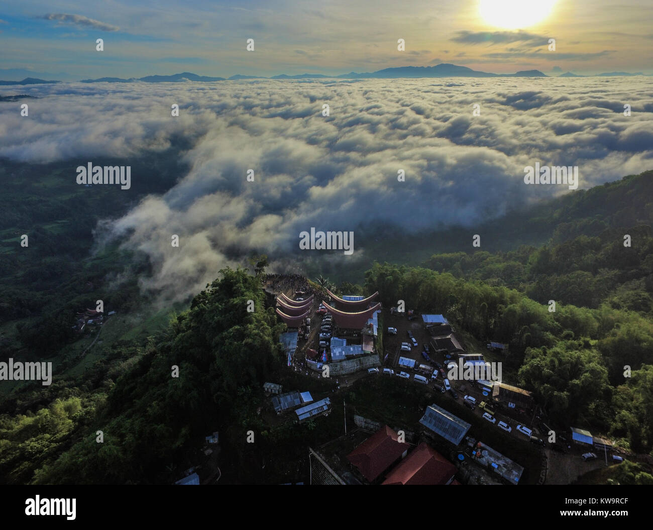 Lolai das Land über den Wolken in der Regentschaft von Norden Toraja - Süd Sulawesi - Indonesien. Lolai werden ständig von Wolke am Morgen bedeckt. Stockfoto