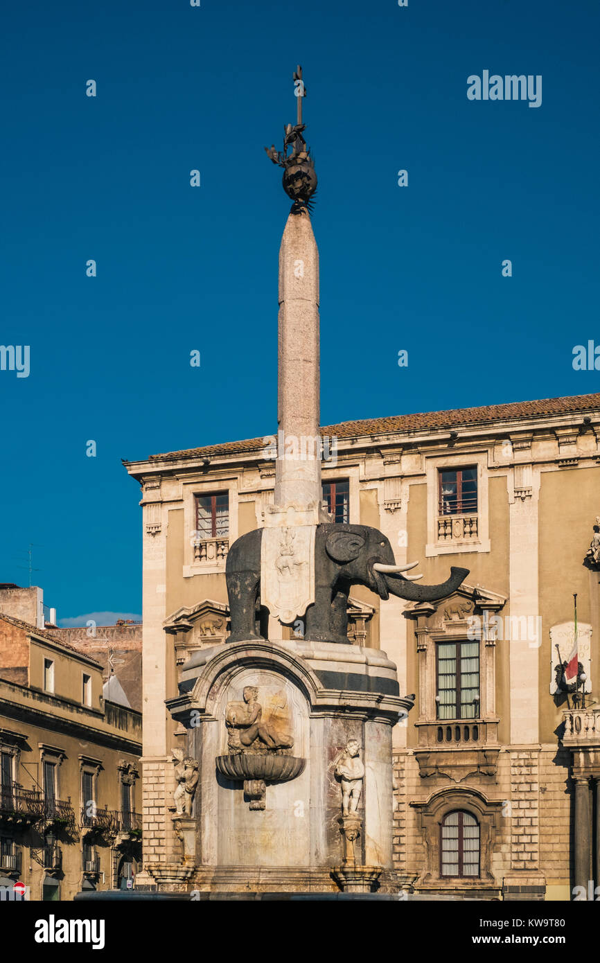 Der Elefant (Catania Emblem) auf dem Hauptplatz der Stadt. Catania, Sizilien, Italien. Stockfoto
