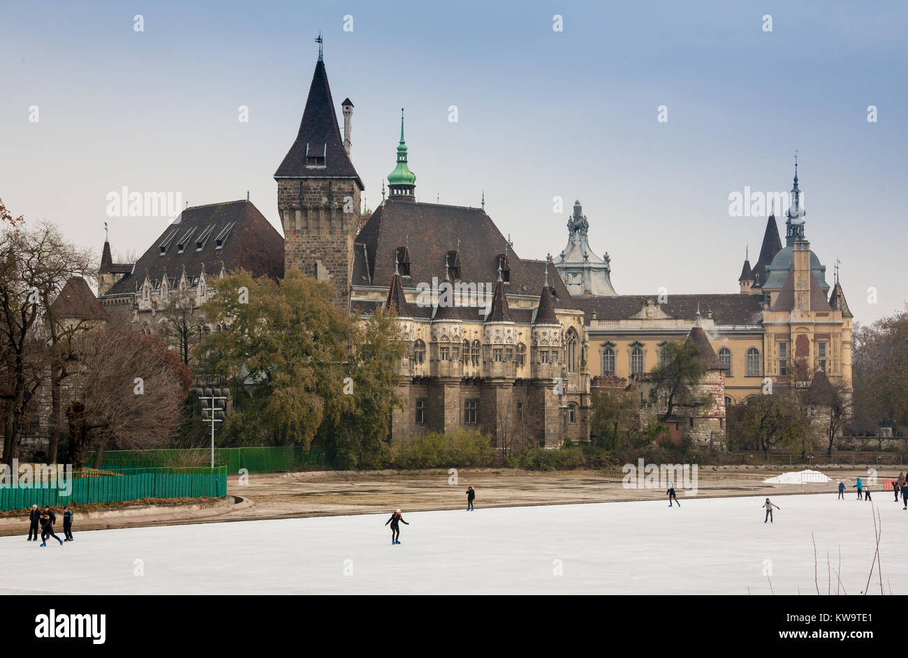 BUDAPEST, Ungarn - 17. Dezember 2017: Die Vajdahunyad Burg und dem Eisstadion der Stadt Park in Ungarisch: varosliget sind an Hosok tere am Dezember 17, 2017 in Budapest, Hunga Stockfoto