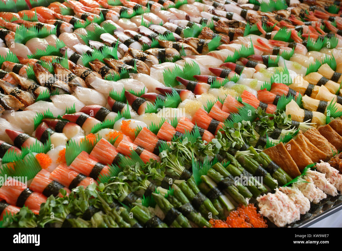 Foto von frischem Sushi Platte mit viel Abwechslung. Selektiver Fokus auf Mitte der Platte. Stockfoto