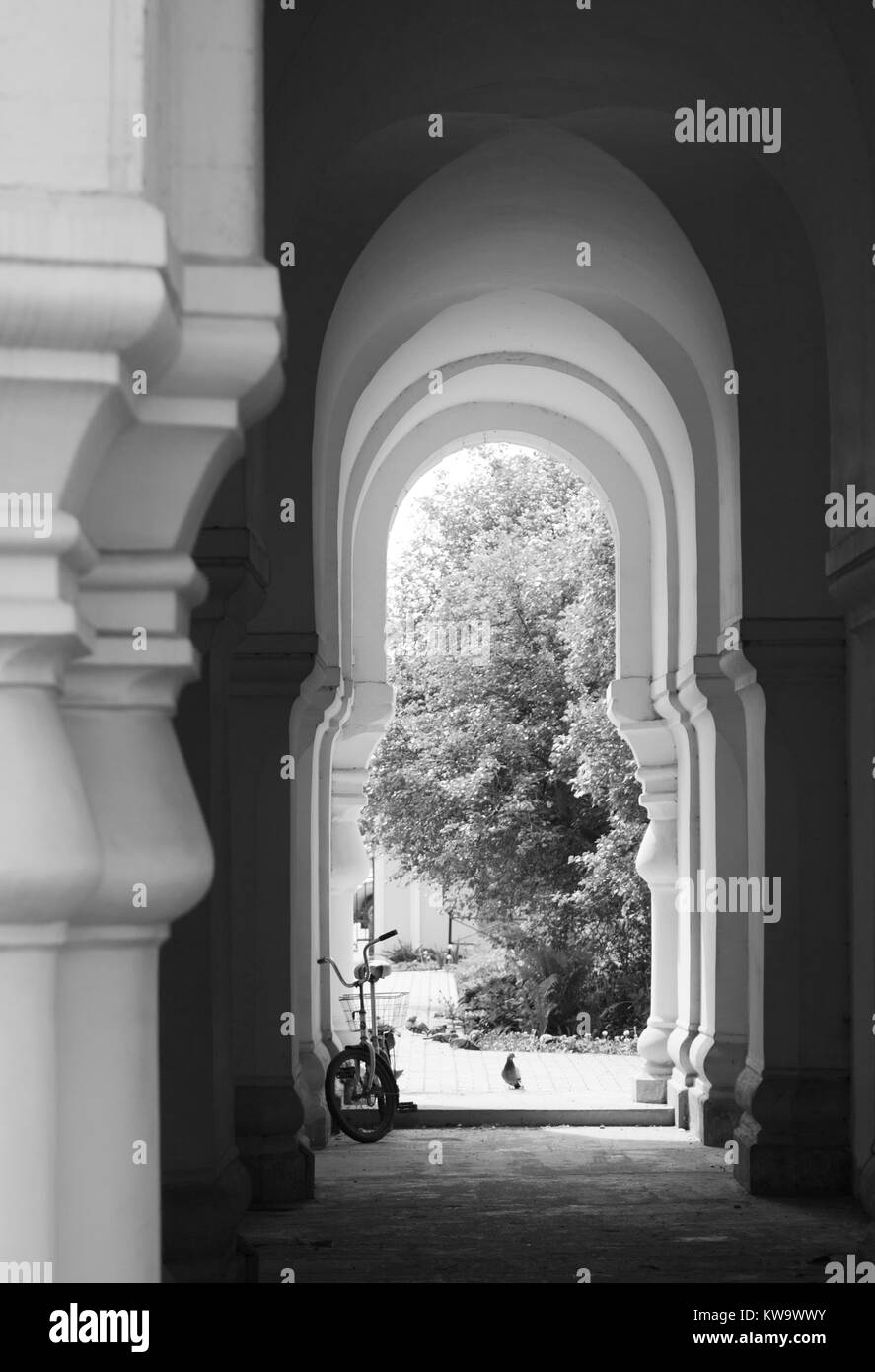 Haupteingang an der Küste Kloster St. Sergius in der Siedlung Strelna bei St. Petersburg, Russland. Stockfoto