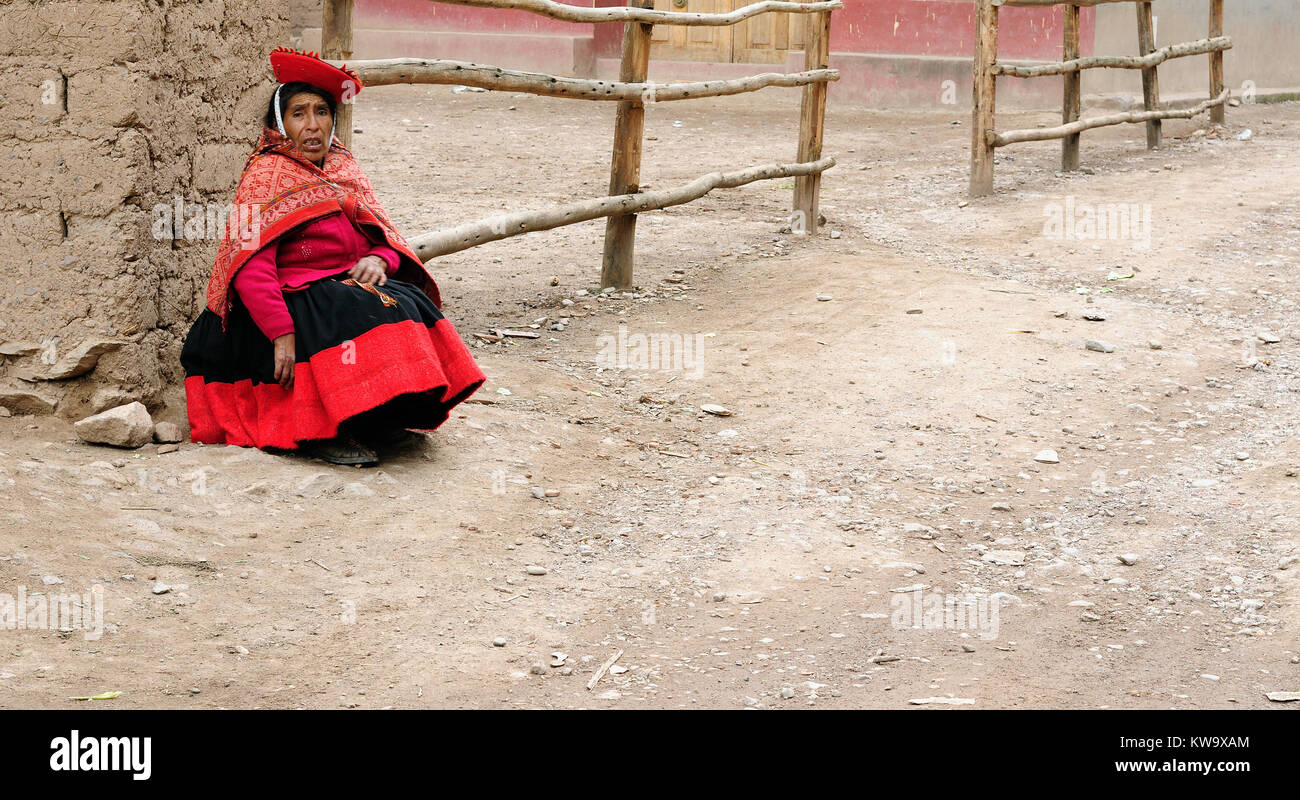 CUSCO, PERU - April 05: Porträt der Frau aus dem Heiligen Tal in Cusco, in der Straße warten auf den Transport auf den Markt in Süd Stockfoto