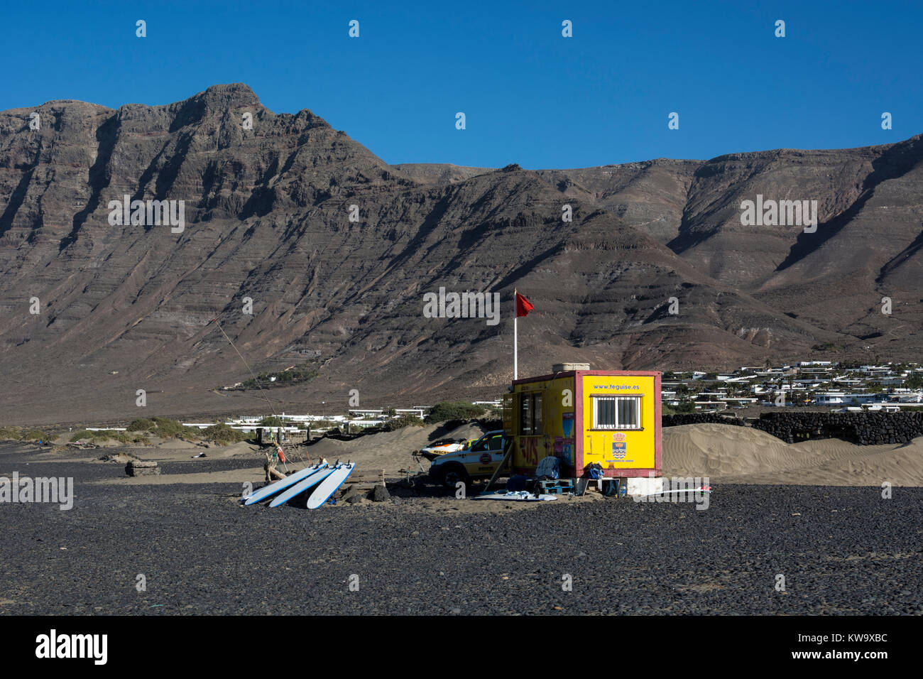 Emergency Rescue Center am Strand Caleta de Famara, Lanzarote, Kanarische Inseln, Spanien. Stockfoto