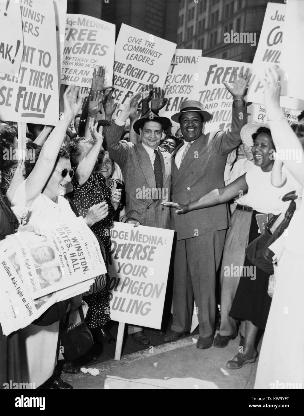 Robert Thompson und Benjamin Davis während der 'Foley Square Trial' der amerikanischen Kommunisten im Jahre 1949. 11 wurden ausprobiert und unter den 'Smith Akt" verurteilt, ein Statut, Sanktionen gegen diejenigen, die ausgesprochen gewaltsamen Sturz der Regierung verhängt. (BSLOC 2014 13 66) Stockfoto