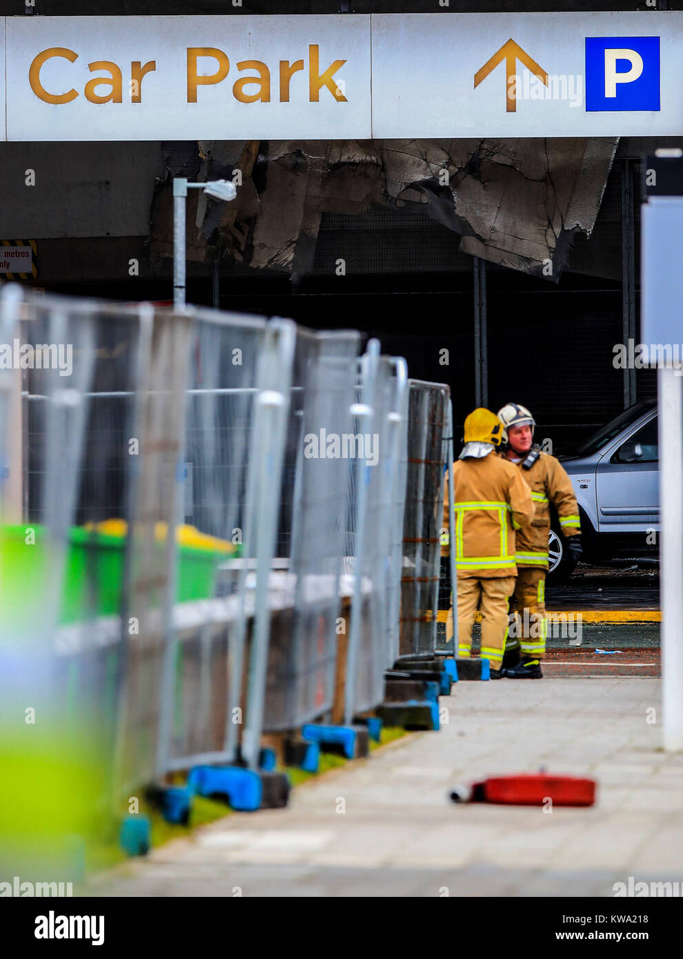 Feuerwehr am Parkhaus Park in der Nähe der Echo Arena in Liverpool, nach der letzten Nacht Brand, Hunderte von Autos zerstört. Stockfoto