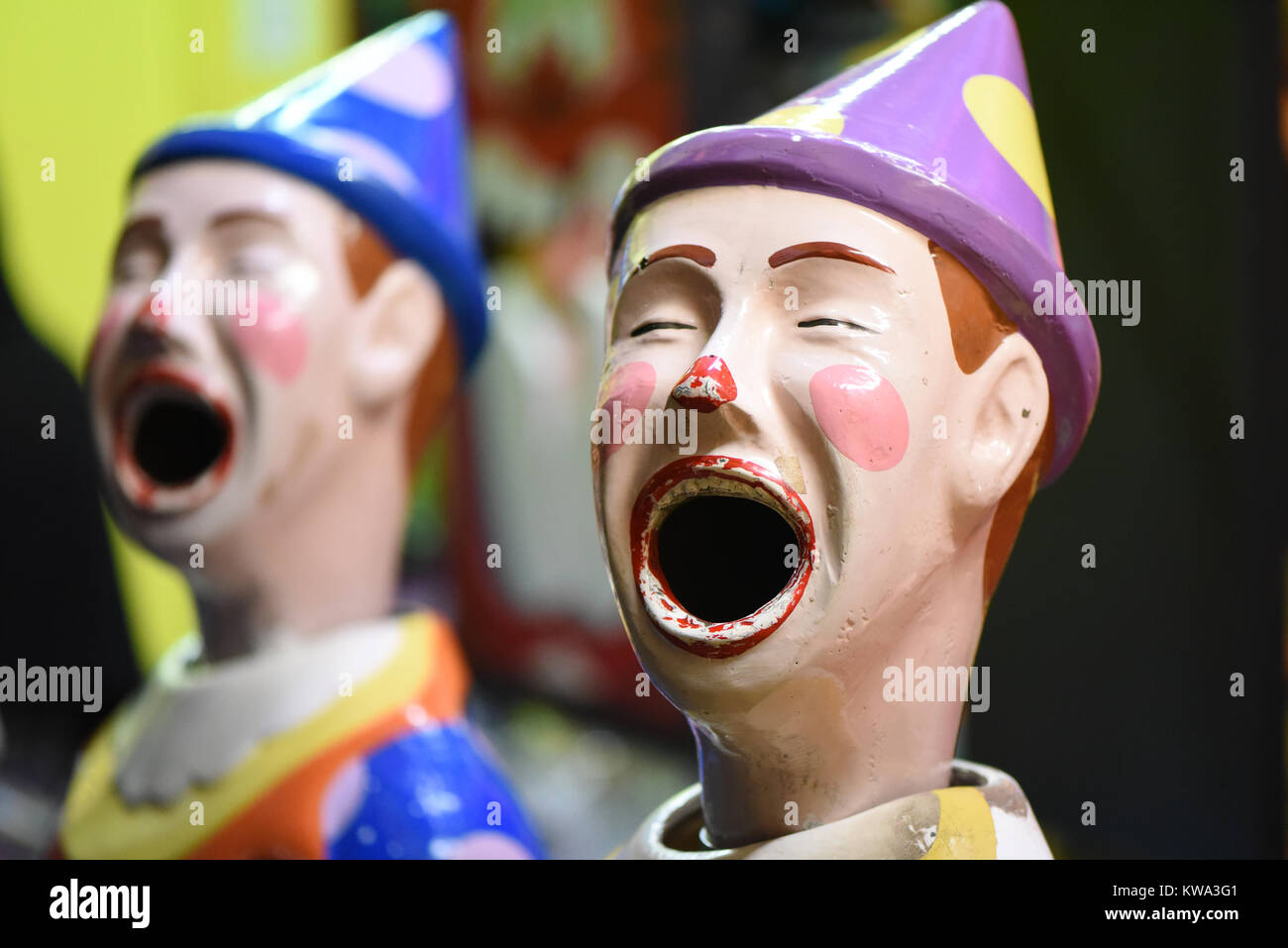 Bunte lachende Clowns in einem Vergnügungspark. Stockfoto