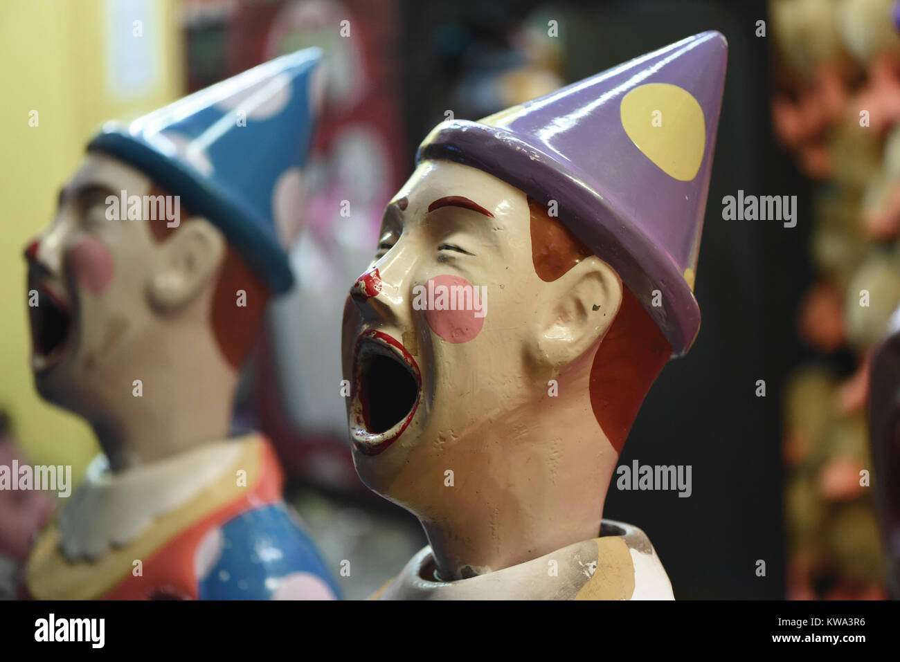 Bunte lachende Clowns in einem Vergnügungspark. Stockfoto