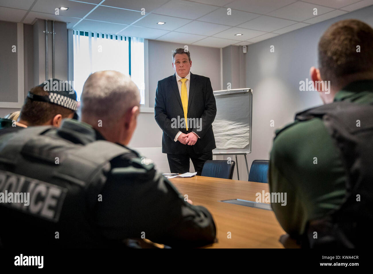 PSNI (Polizei von Nordirland) Detective Inspector Peter Mullan, Slips TSG (taktische Unterstützung Gruppe) Offiziere, bevor Sie sich auf einem Raid an eine Eigenschaft in Belfast, wo ein abgefangen Sendung von Cannabis bestimmt war. Polizei die Eigenschaft nach ein Paket in das Eigentum gerichtet ergriffen wurde, es hat sich gezeigt, dass die Residenz hatte vor kurzem die von der früheren Insassen und einem Link zu der aktuellen Mieter ausgeschlossen wurde geräumt worden. Stockfoto