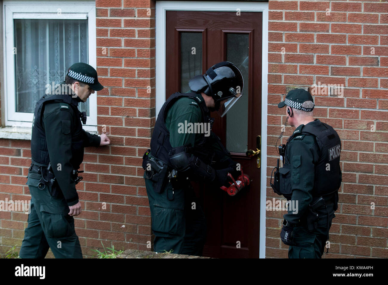 TSG (taktische Unterstützung Gruppe) Offiziere über eine Immobilie geben Sie in Belfast, wo ein abgefangen Sendung von Cannabis bestimmt war. Polizei die Eigenschaft nach ein Paket in das Eigentum gerichtet ergriffen wurde, es hat sich gezeigt, dass die Residenz hatte vor kurzem die von der früheren Insassen und einem Link zu der aktuellen Mieter ausgeschlossen wurde geräumt worden. Stockfoto