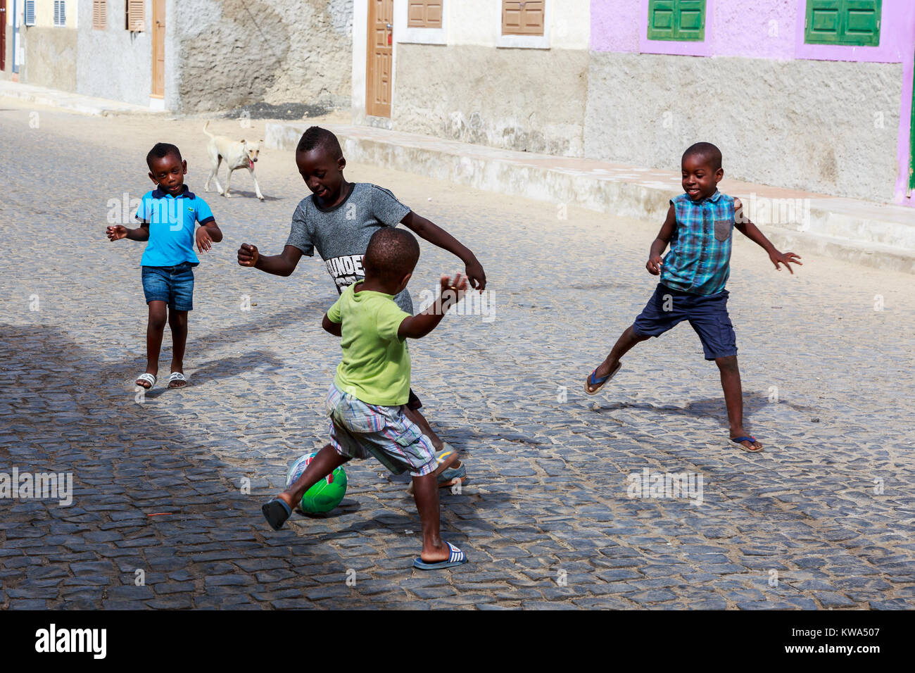 Kinder spielen Straßenfußball in der Wohngegend von Santa Maria, Sal, Salina, Kap Verde, Afrika Stockfoto