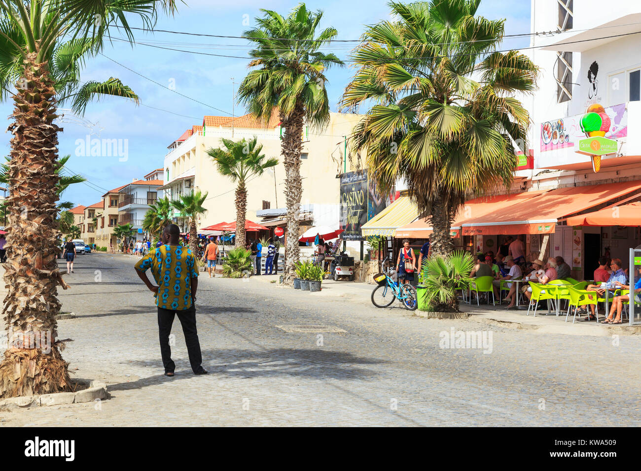 main-street-in-der-touristischen-santa-maria-sal-salina-kap-verde