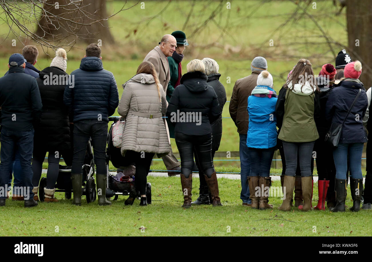 Prinz Philip, Herzog von Edinburgh und Anne, Princess Royal zu Fuß von St. Maria Magdalena Kirche auf der Royal Sandringham Estate in Norfolk Stockfoto
