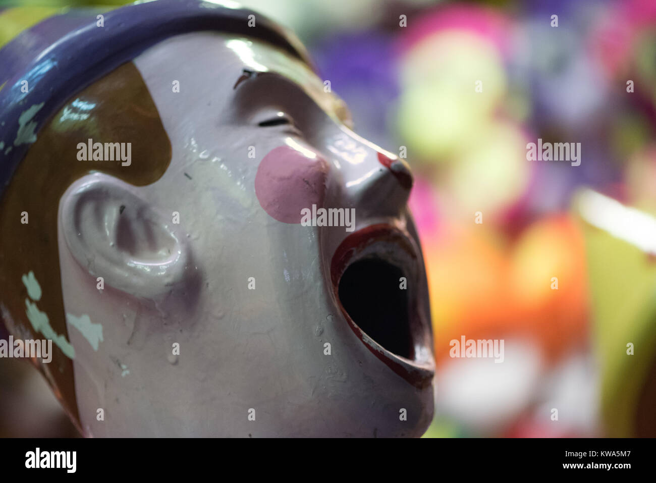 Bunte lachende Clowns in einem Vergnügungspark. Stockfoto