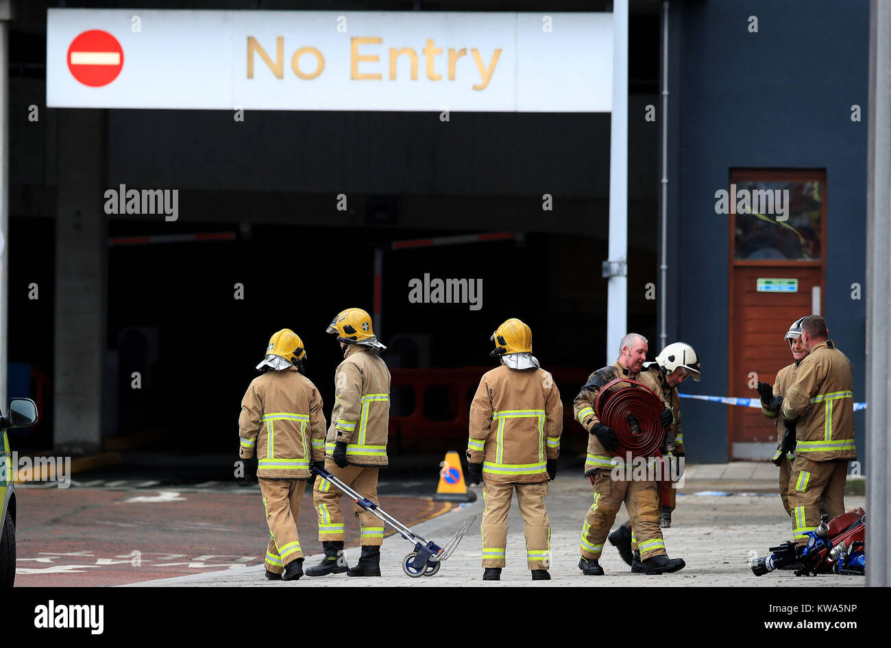 Feuerwehr am Parkhaus Park in der Nähe der Echo Arena in Liverpool, nach der letzten Nacht Brand, Hunderte von Autos zerstört. Stockfoto