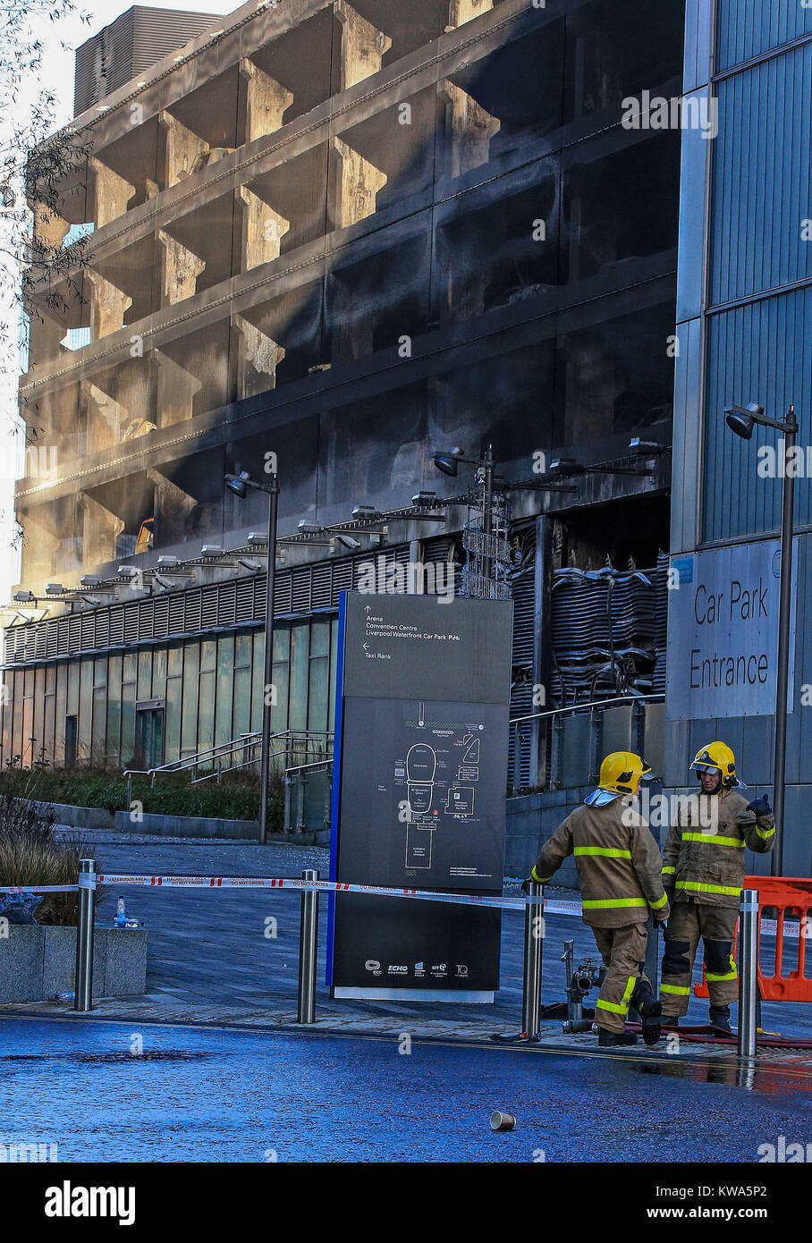 Feuerwehr am Parkhaus Park in der Nähe der Echo Arena in Liverpool, nach der letzten Nacht Brand, Hunderte von Autos zerstört. Stockfoto