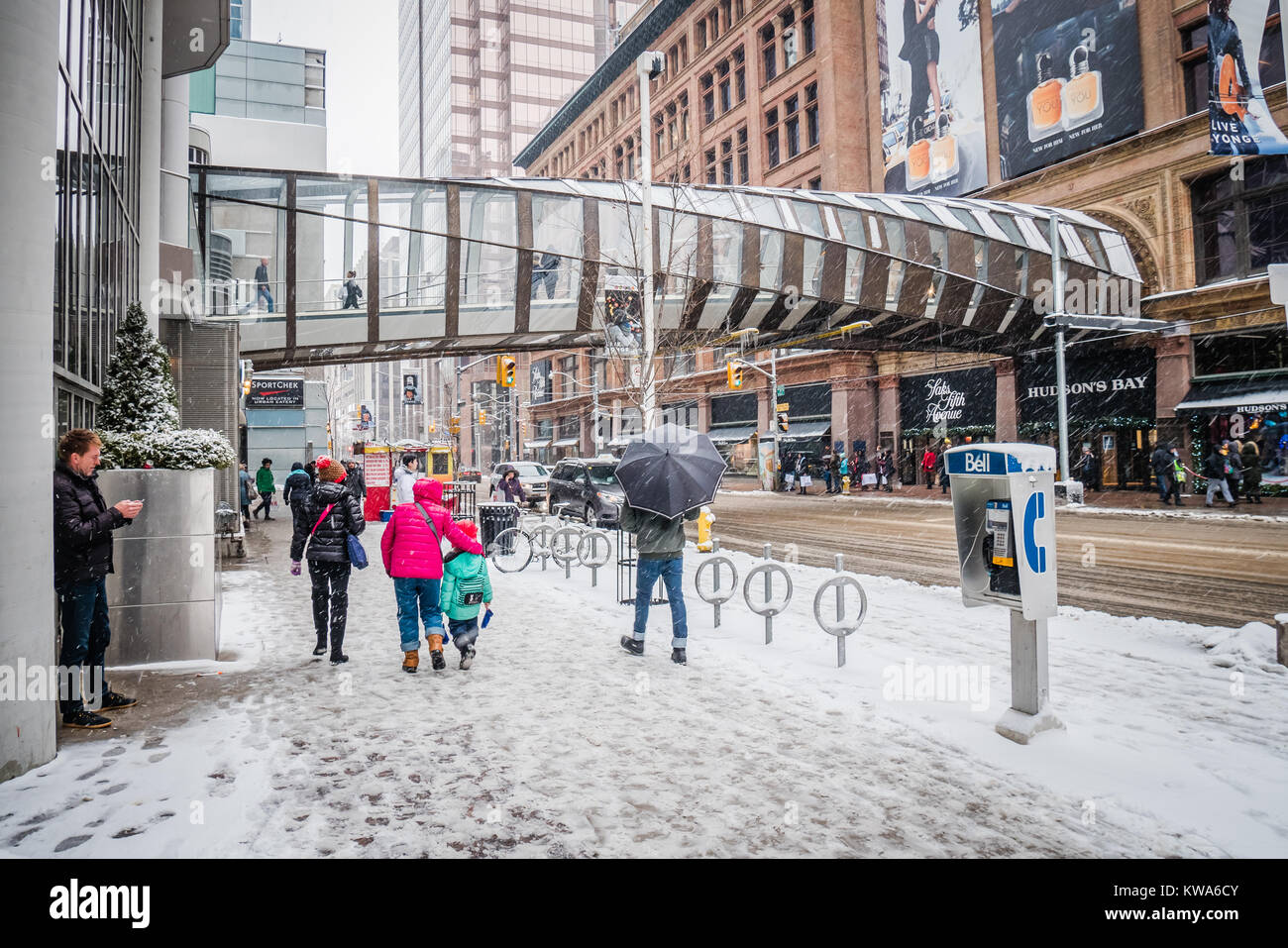 Toronto Queen Street Brücke, Eaton Centre und der Bay store Stockfoto Toronto Queen Street Brücke, Eaton Centre und der Bay store Stockfoto
