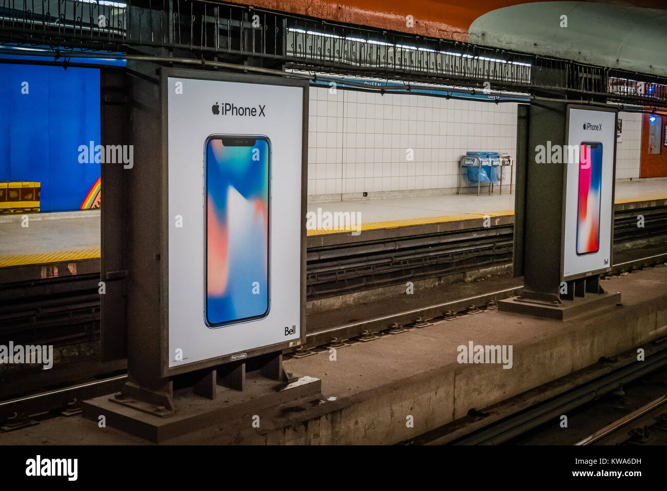 Apple iphone Werbung in Toronto in der Nähe der U-Bahn Station Stockfoto