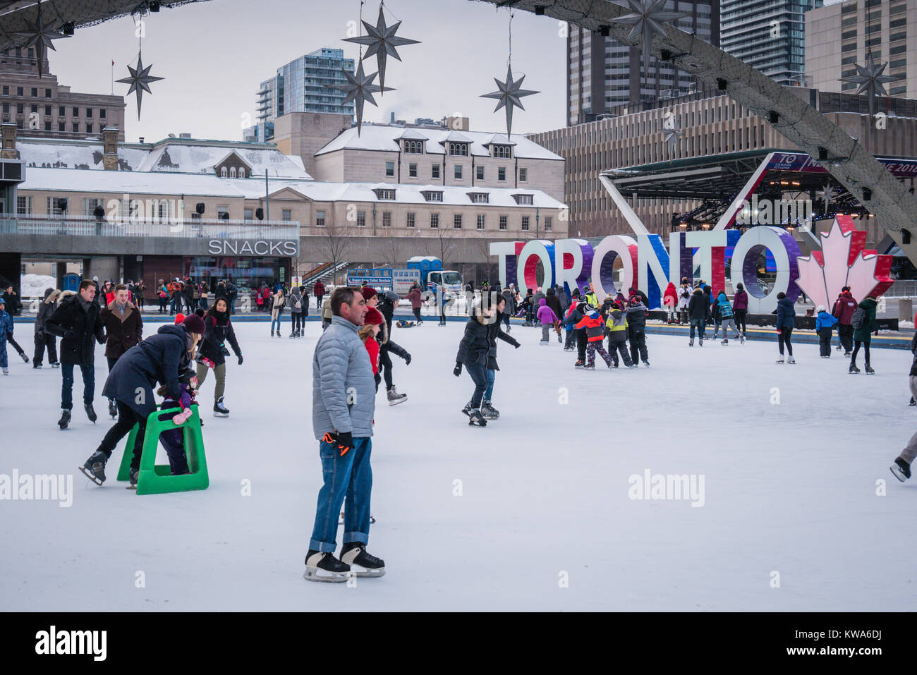 Toronto Nathan Phillips Square winter Menschen skating Stockfoto