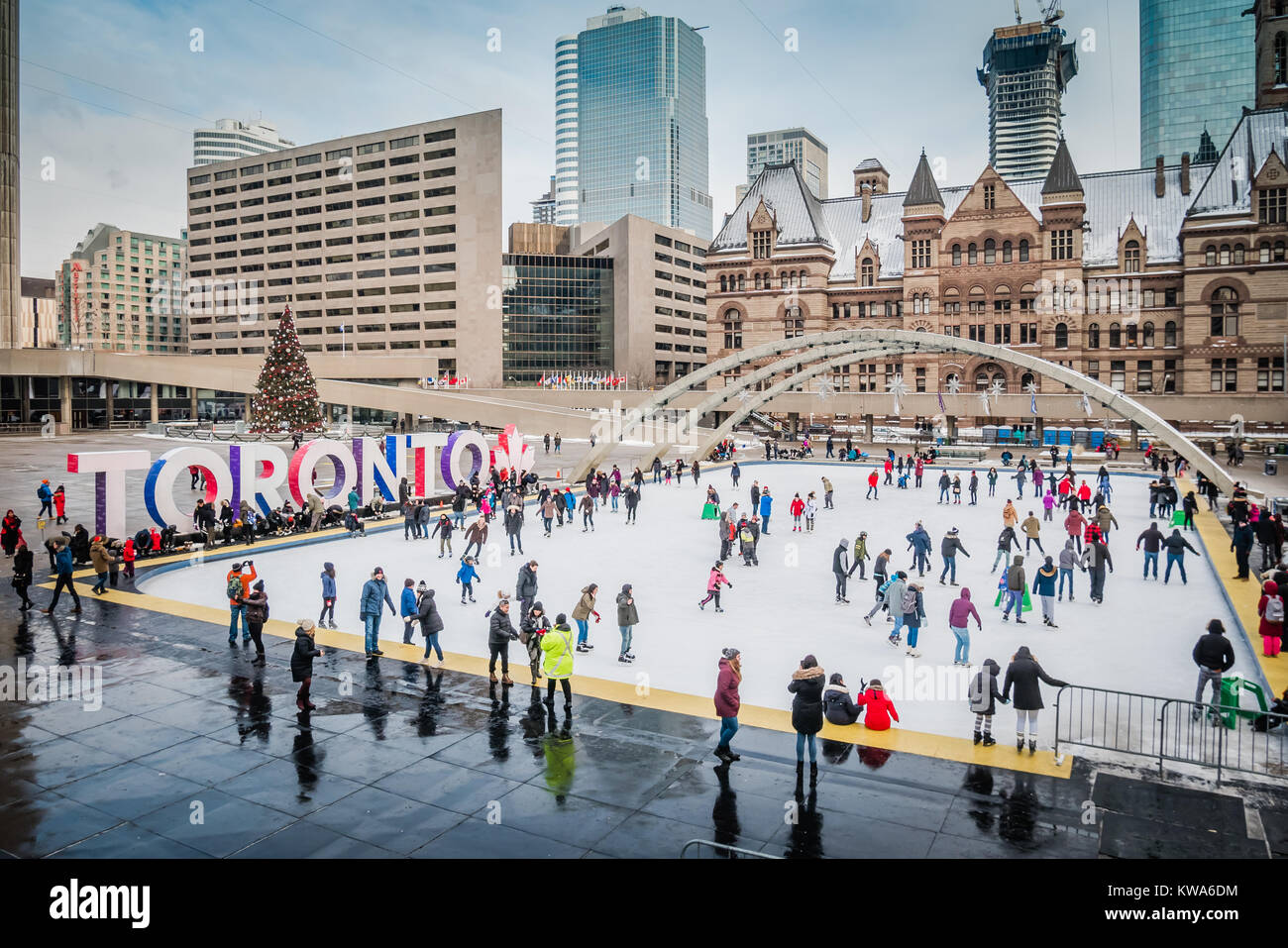 Toronto Nathan Phillips Square winter Menschen skating Stockfoto