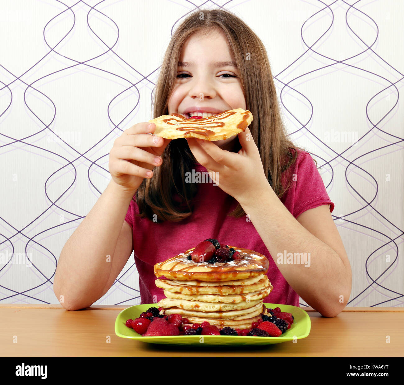 Hungrige kleine Mädchen essen panckaces Stockfoto