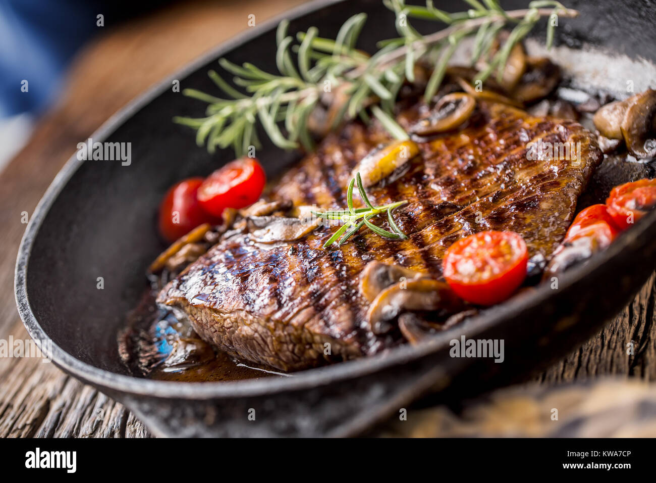 Rindersteak. Grill Rindfleisch Flank Steak mit Rosmarin musrooms und ...