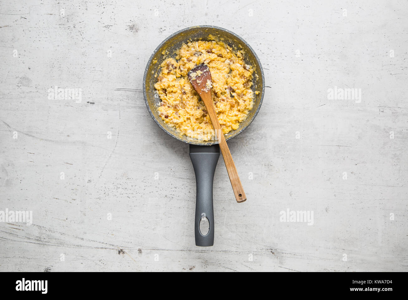 Schinken und Eiern. Rührei mit Speck in Keramik pan. Stockfoto