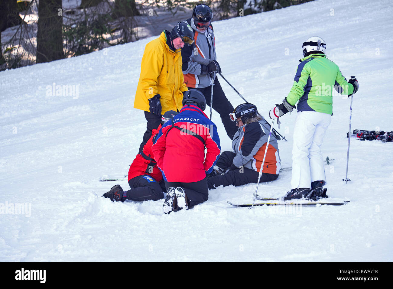 WINTERBERG, Deutschland - 15. FEBRUAR 2017: Rescue Team kümmert sich um eine Frau auf einer Piste am Skikarussell Winterberg Stockfoto