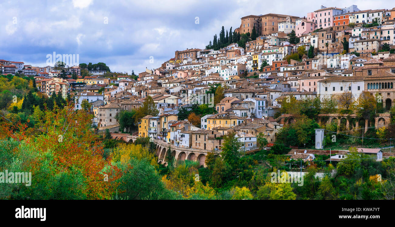 Imprpessive Loreto Aprutino Dorf, Panoramaaussicht, Abruzzen, Italien. Stockfoto