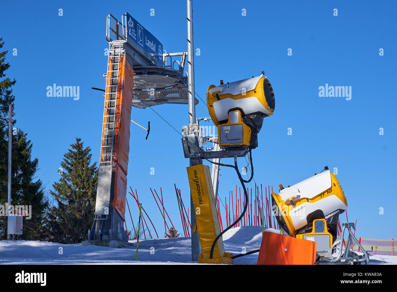 WINTERBERG, Deutschland - 15. FEBRUAR 2017: Schneekanonen, stehend auf einem Top Vor eine Ziehung im Skikarussell Winterberg Stockfoto