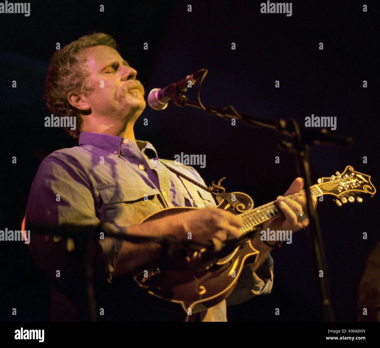 Uns Musiker Chris Hillman, früher der Byrds, die in der Robin 2, Bilston, Wolverhampton, Juni 2005. Stockfoto