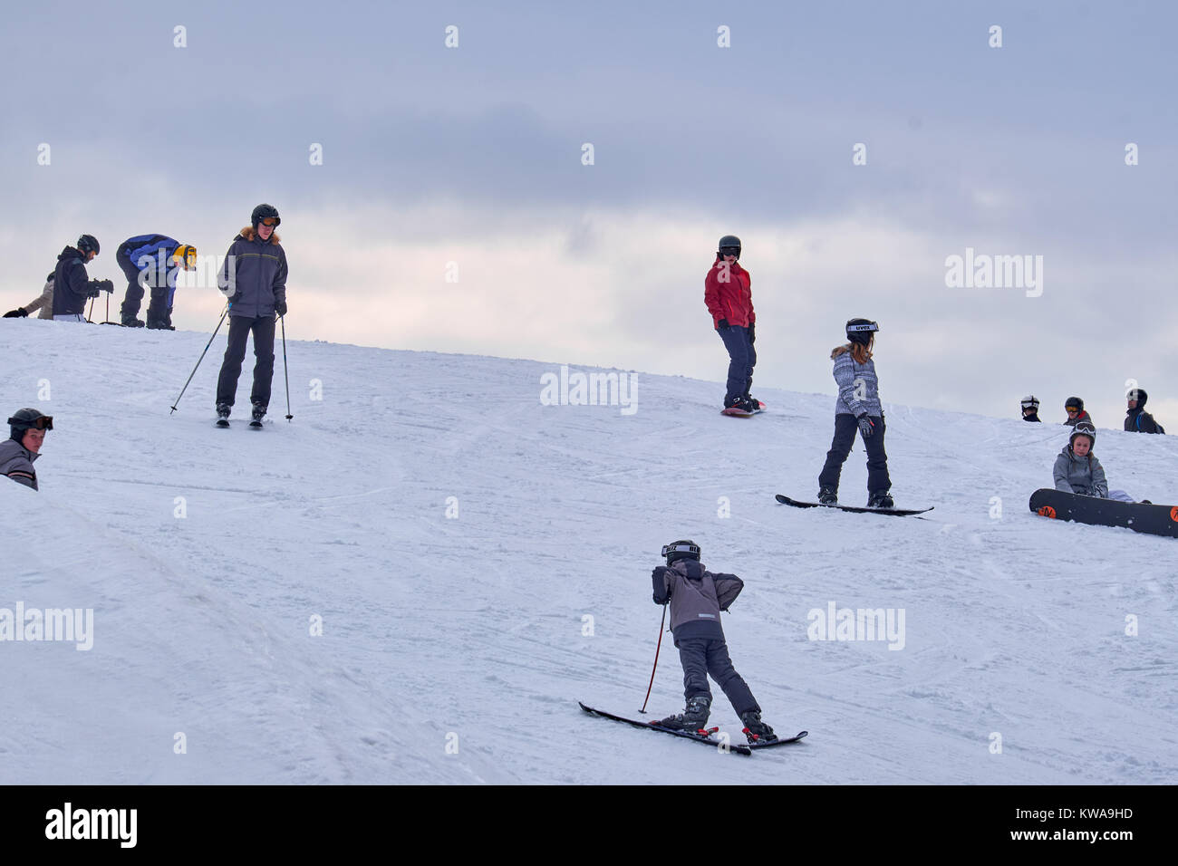WINTERBERG, Deutschland 16. FEBRUAR 2017 Gruppe junger Skifahrer auf