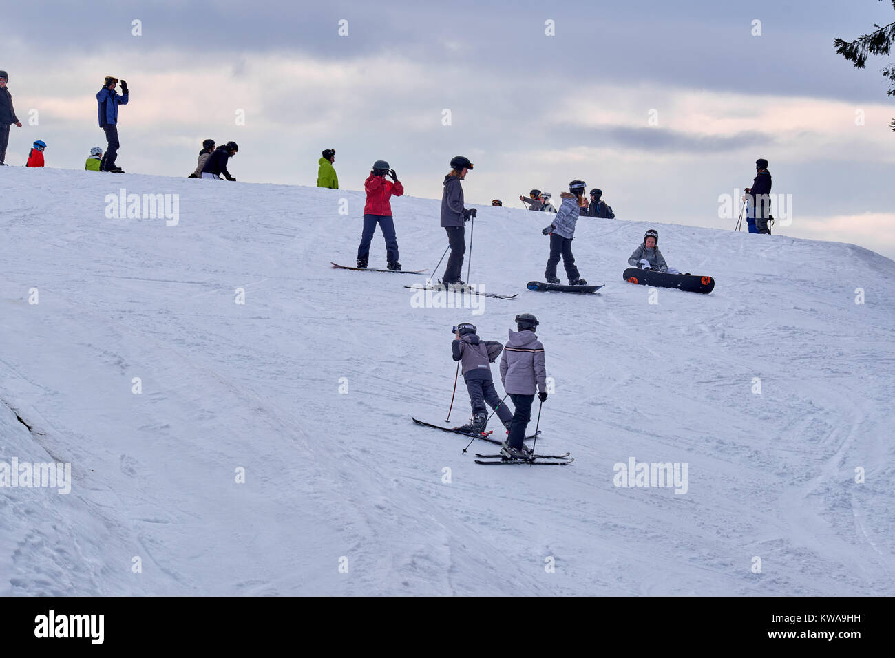 WINTERBERG, Deutschland - 16. FEBRUAR 2017: Viele Menschen auf Skiern und Snowboards auf einem Berg am Skikarussell Winterberg Stockfoto
