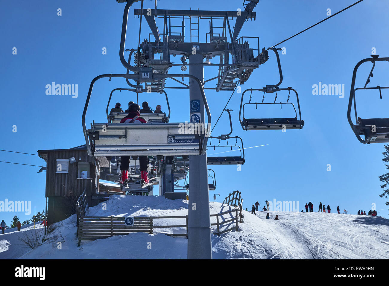 WINTERBERG, Deutschland - 14. Februar 2017: Leute sitzen hoch über die Pisten in einem Sessellift in Ski-Karussell Winterberg Stockfoto