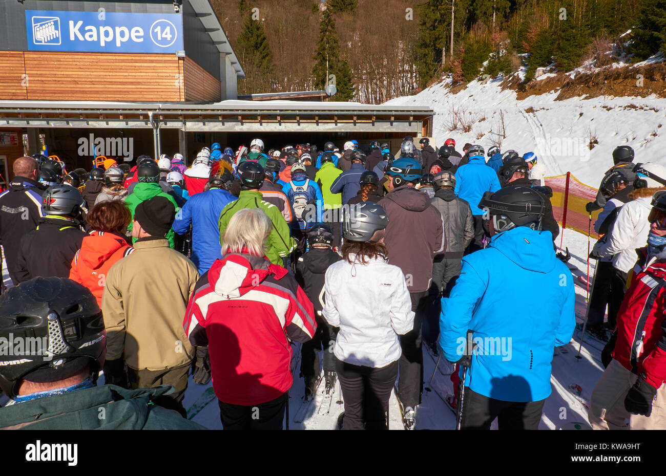 WINTERBERG, Deutschland - 14. FEBRUAR 2017: Skifahrer stehen in der Schlange auf ein Sessellift für die an der Oberseite an Skikarussell Winterberg zu erhalten Stockfoto