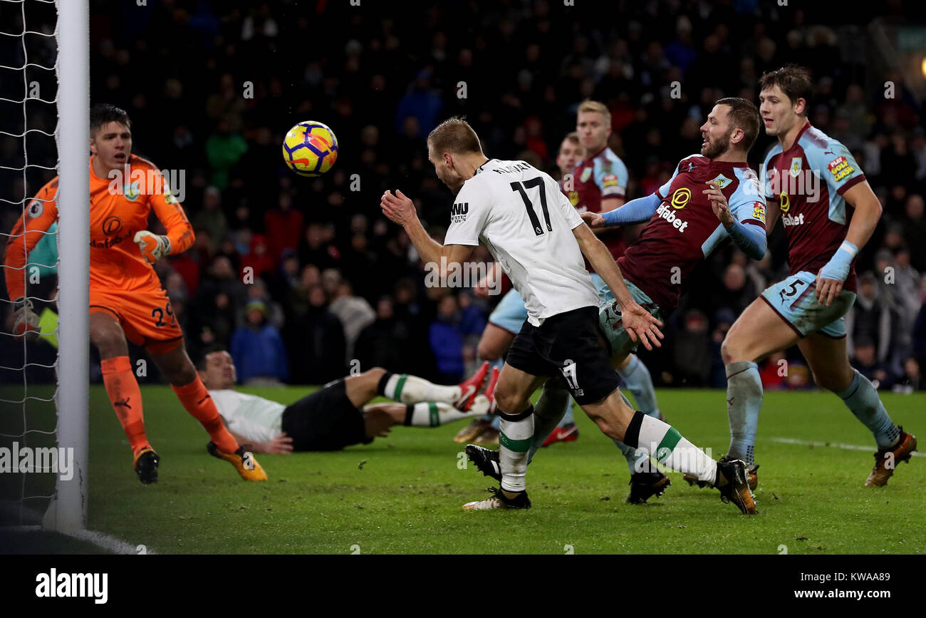 Liverpool Ragnars Klavan (17) Kerben zweiten Ziel seiner Seite des Spiels während der Premier League Spiel im Turf Moor, Burnley. Stockfoto